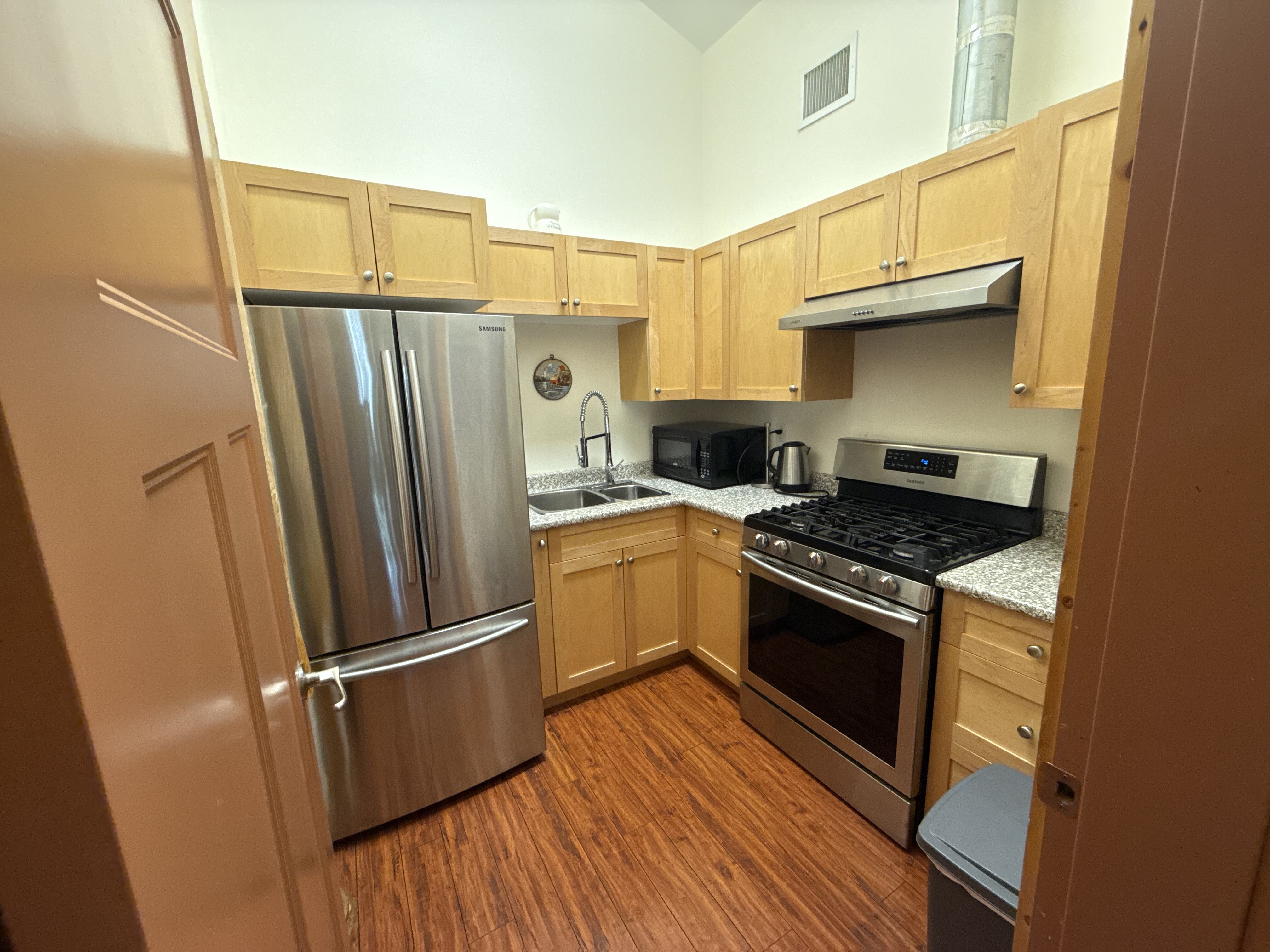 A suite kitchen with full-size appliances
